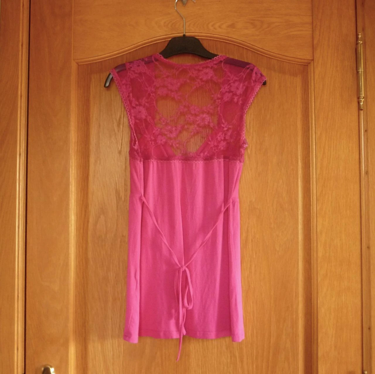 Chemise rose fuchsia avec manches en dentelle et dos avec ruban Taille S-M – photo 3